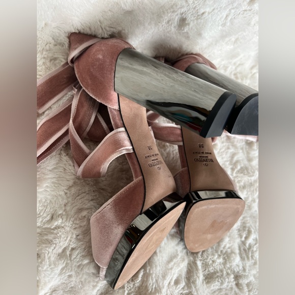 Valentino Garavani Velvet Strappy Sandal Heels in Poudre Ballet Pink so 38 US 8 - Picture 10 of 16